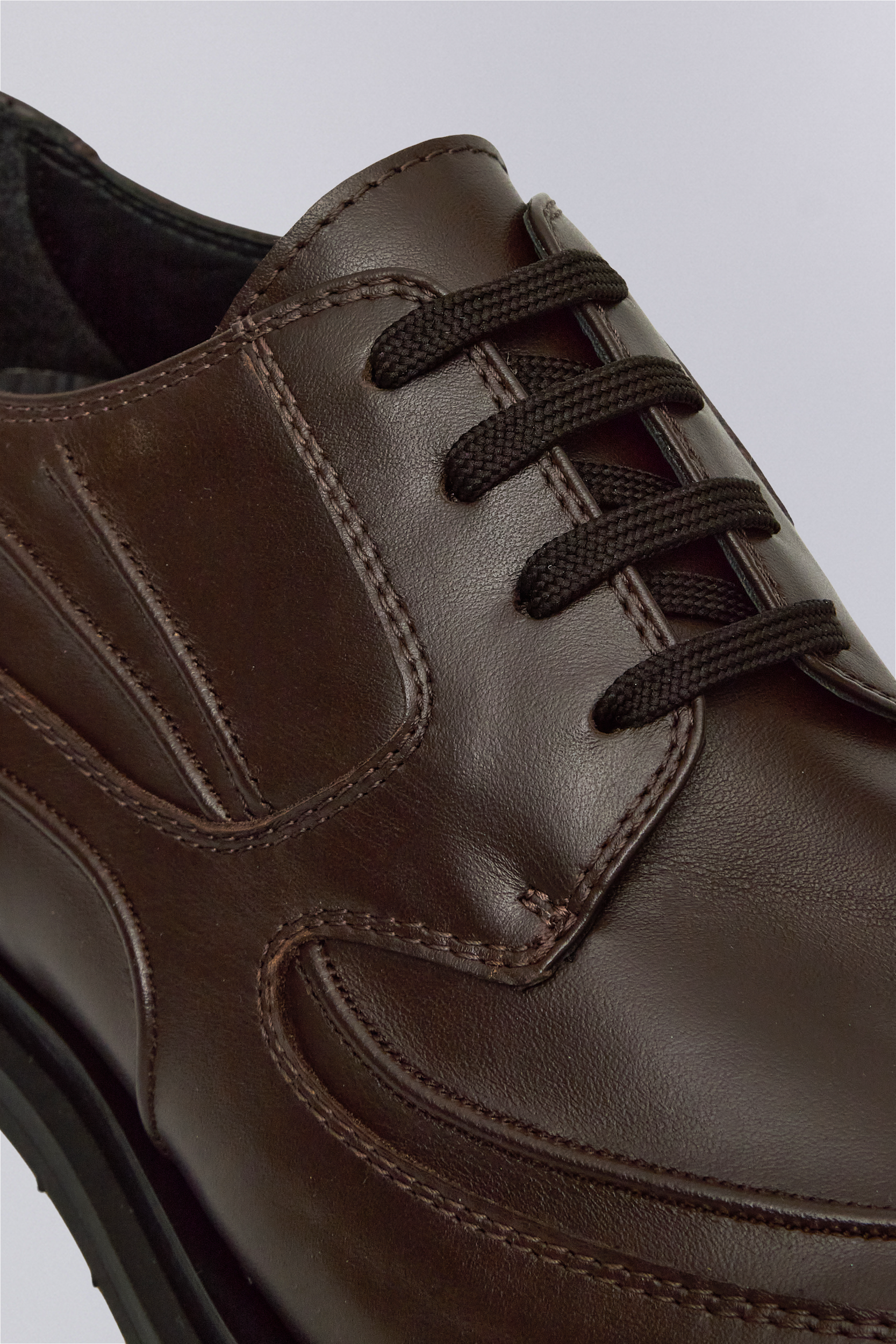 _J.L-A.L_ Tracer Derby J317064-42-Brown quarter detail